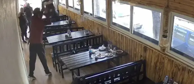 Психично болен мъж, въоръжен с нож, нападна клиенти в ресторант в „Света Троица“