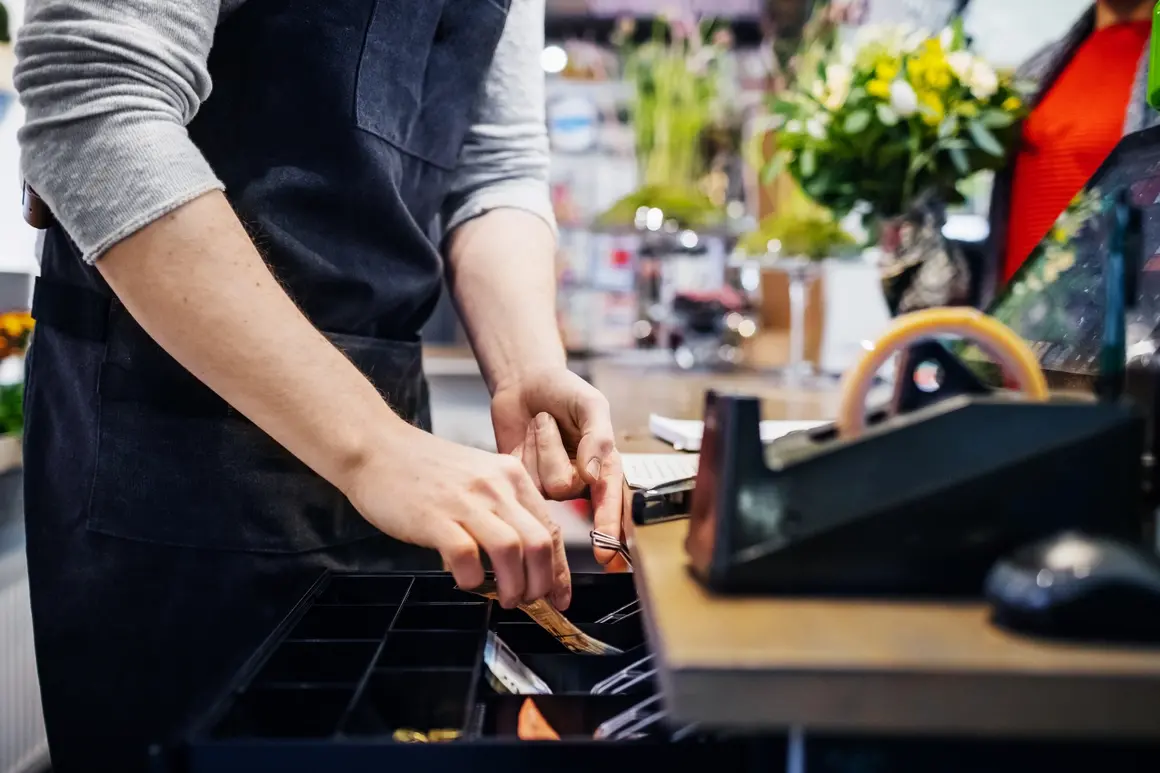 Държавата удря бизнеса и със спешна смяна на софтуера за продажби