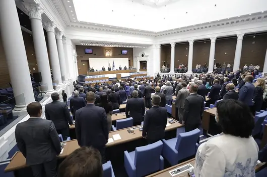 Да отмениш разпоредба, която не съществува: Поправката за бързите кредити отново създаде хаос в парламента