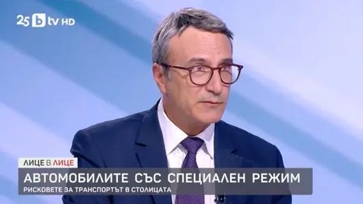 Кортеж смени цвета на светофара и едва не предизвика катастрофа с трамвай в София