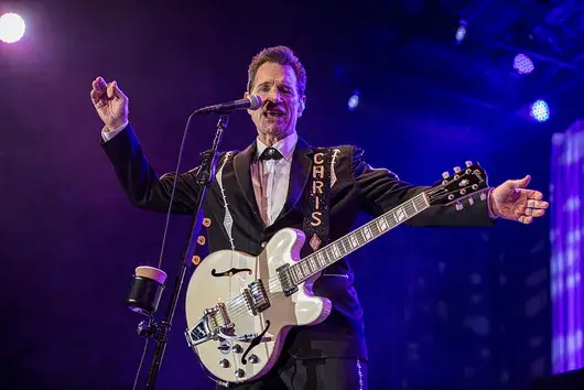 Крис Айзък идва за първи път в България