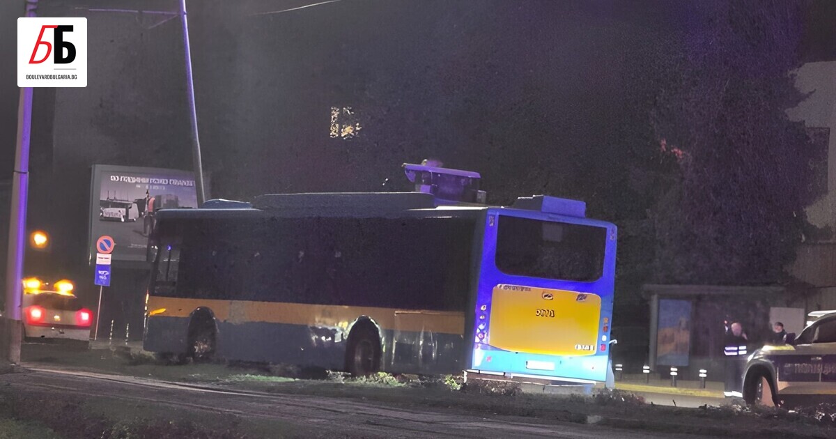 Електробус от градския транспорт в София катастрофира късно снощи на