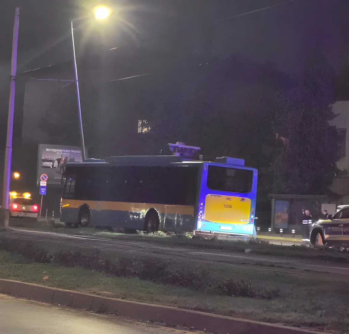 Електробус се удари в стълб, след като шофьорът почина по време на курс