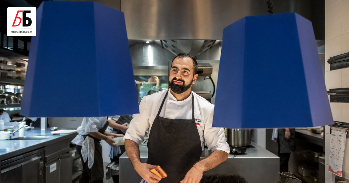 Поширано яйце върху бриош с мус от авокадо и чипс