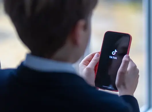 Как ТикТок кара потребителите си да превъртат?