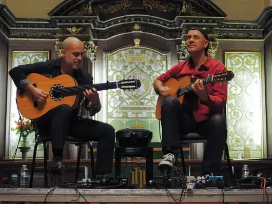 Антонио Форчоне и Дженк Ердоган: Виртуозните китаристи, които разказват приказки от Ориента и Средиземноморието