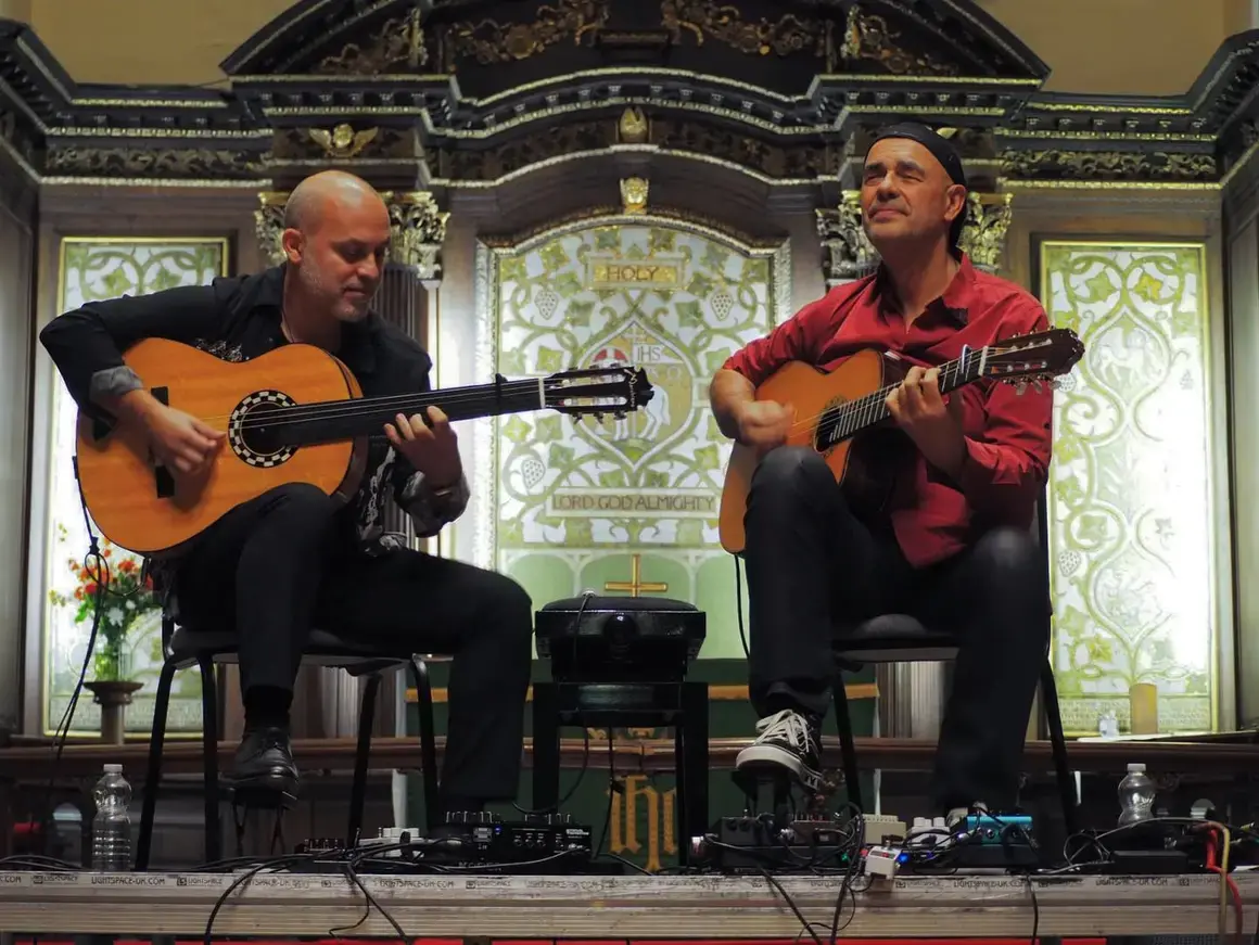 Антонио Форчоне и Дженк Ердоган: Виртуозните китаристи, които разказват приказки от Ориента и Средиземноморието