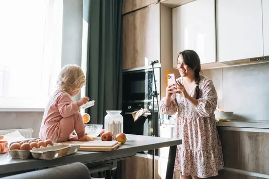 Майки инфлуенсърки за най-светло бъдеще