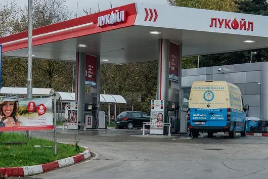 Компаниите, които искат да купят активите на "Лукойл" - от Chevron до връзката с Орбан 