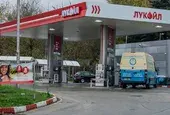 Компаниите, които искат да купят активите на "Лукойл" - от Chevron до връзката с Орбан 
