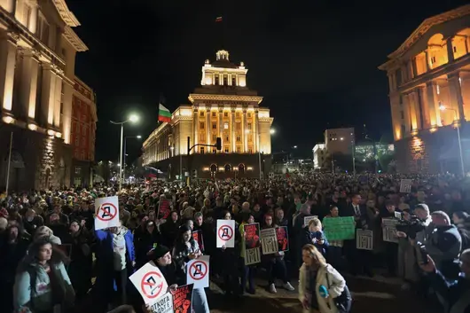 "Не оставяй демокрацията зад решетките". Хиляди протестираха в подкрепа на Коцев и Барбутов