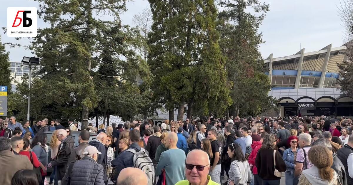 Протестиращи се събраха пред Двореца на културата и спорта във