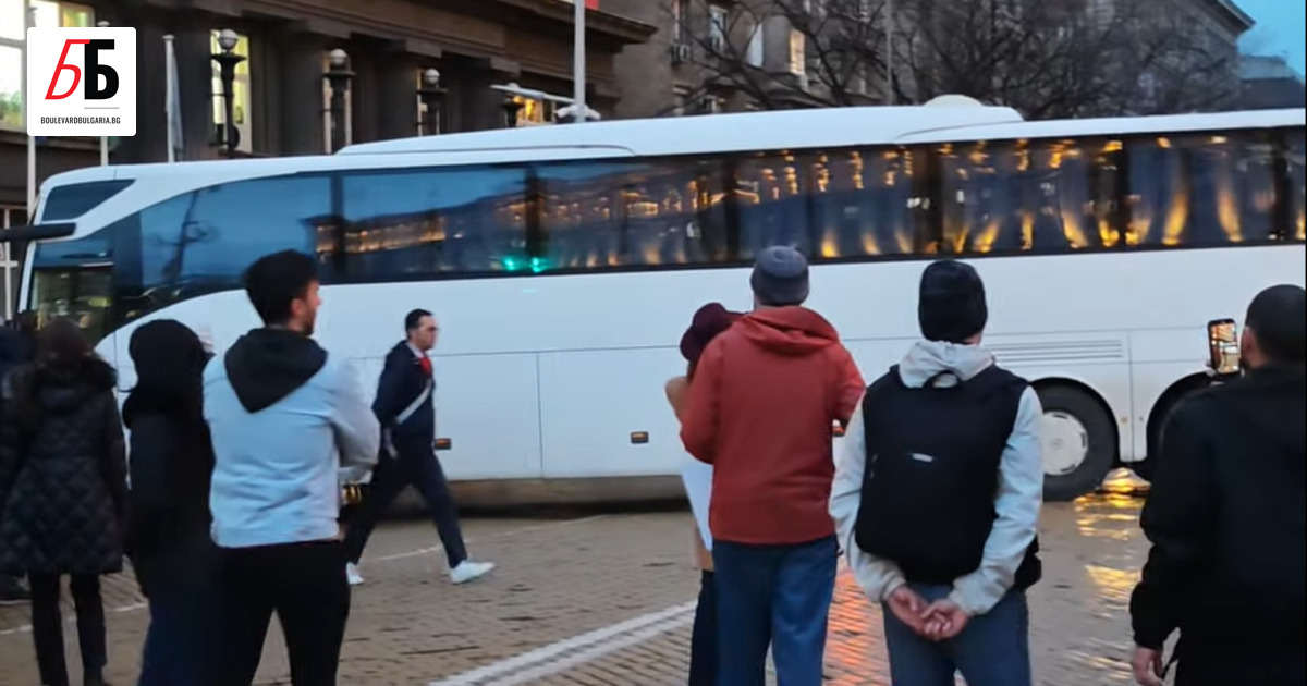 С дежавю от протестите през 2013 г. - бял автобус