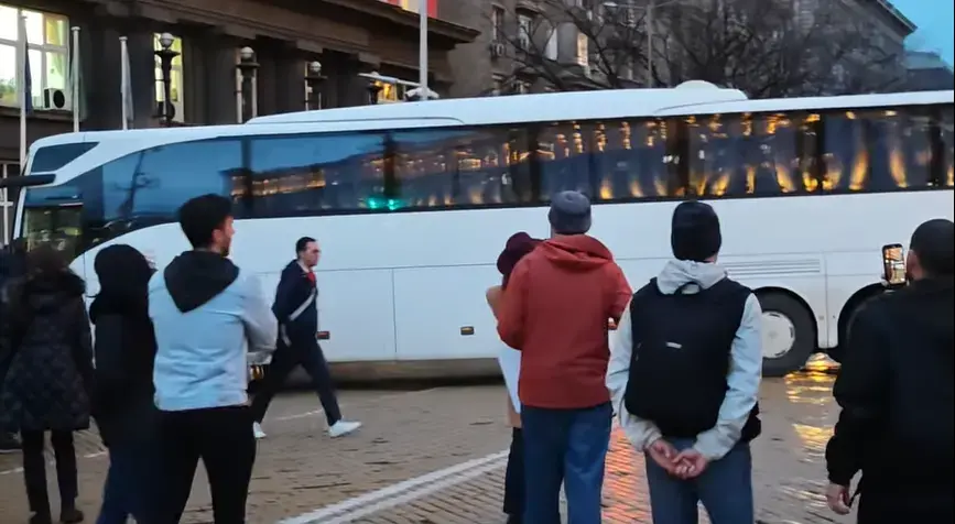 Полицията препречи с бял автобус достъпа до Народното събрание