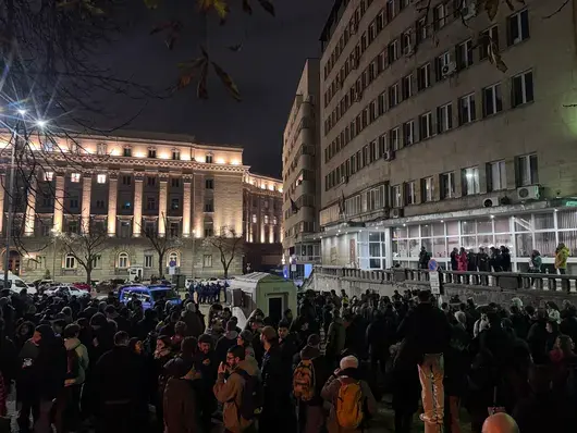 "Данчо, ела" - всички изходи на парламента за блокирани от протестиращи, част от депутатите са вътре