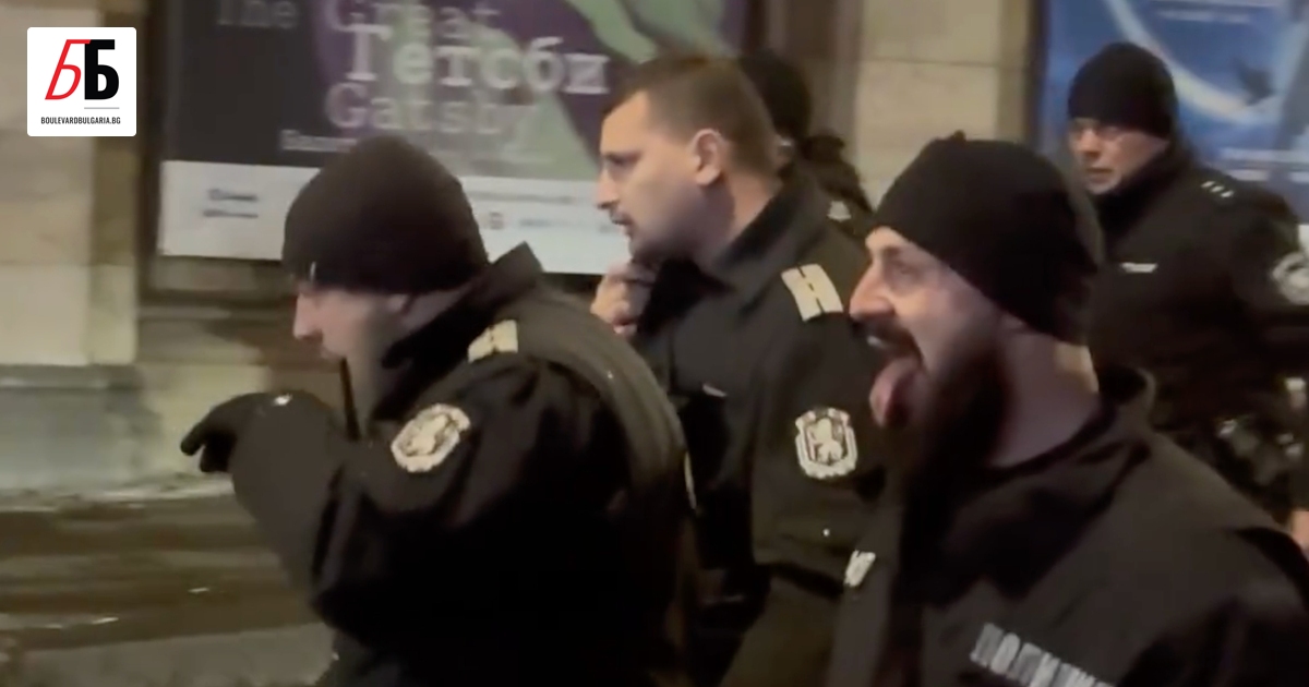 МВР ще проверява дали полицаят, който се плези на протестиращите