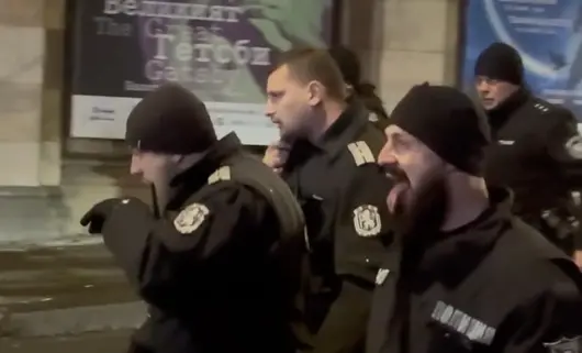 Със сълзотворен газ напосоки МВР осигури на депутати трасе за бягство