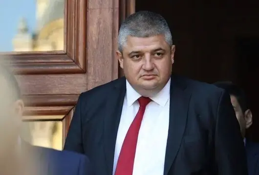 "Абе, бягай оттук, мръшляк". Кой е Байрам Байрам - депутатът от "Ново начало" 