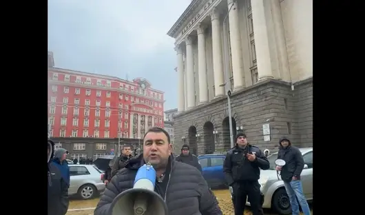 "Величие" блокира движението в центъра на София с аварирали коли