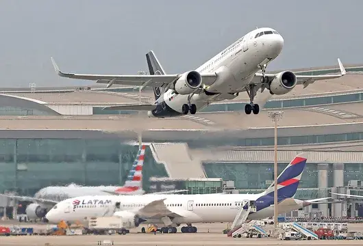 Airbus спешно приземява хиляди самолети A320 заради опасност при слънчеви бури