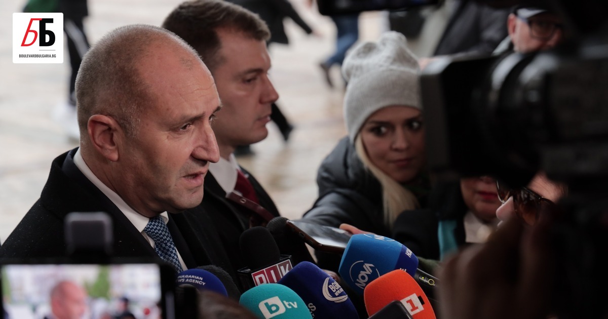 Президентът Румен Радев изглежда няма да бърза с връчването на