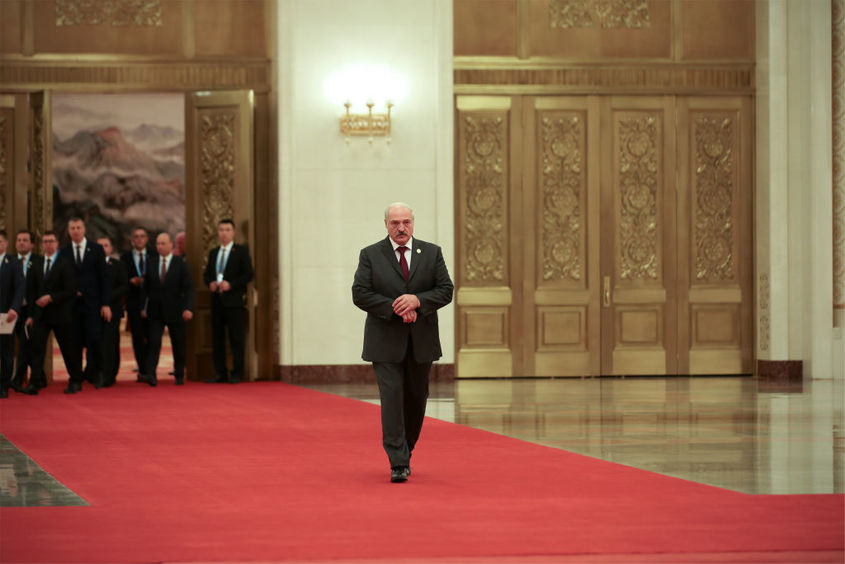 Лукашенко тайно е приел новия мандат с ръка върху Конституцията