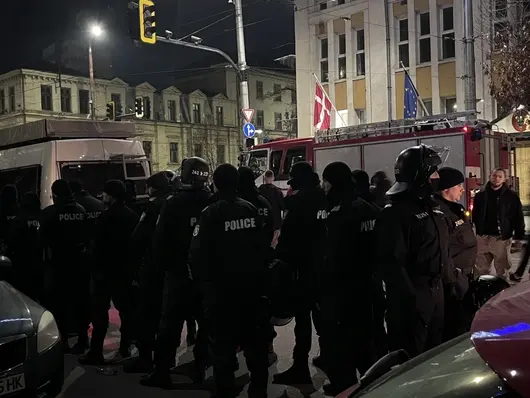 Бомбички и провокатори пред централата на ДПС Пеевски