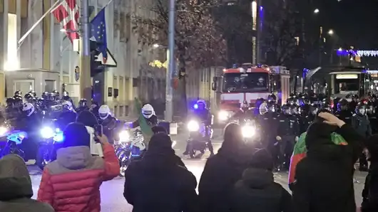 Радев за сблъсъците след протеста: Провокация на мафията. Асен Василев иска оставката на Митов в МВР