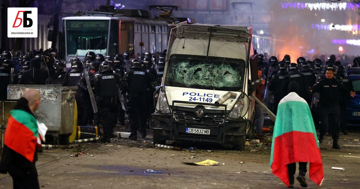 Провокация или част от протеста бяха бойните сцени, която маскирани