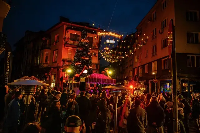 Петото издание на „Коледа на „Малките 5“ оживява емблематичното кръстовище с квартален фестивал и украса с екологично послание на 7 декември