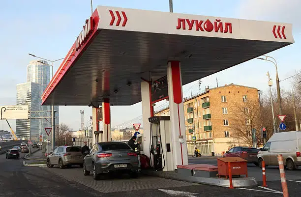 Бившият собственик на Pornhub с интерес към "Лукойл"