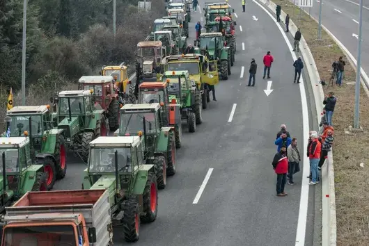 Фермерите в Гърция продължават да блокират границата с България