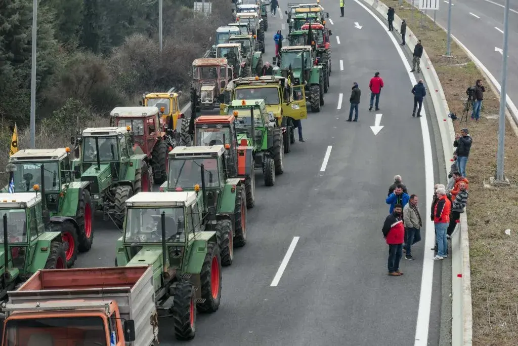 Фермерите в Гърция продължават да блокират границата с България