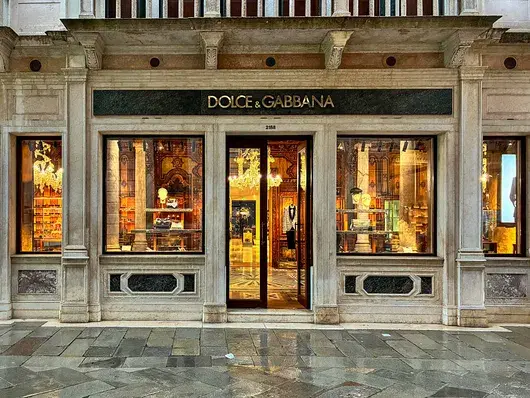 Проверяват D&G, Versace, Prada и още 10 модни бранда в разследване за трудова експлоатация 