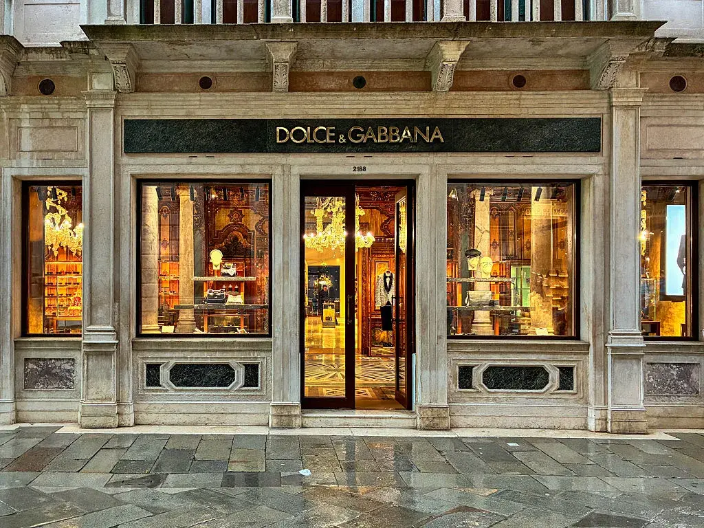 Проверяват D&G, Versace, Prada и още 10 модни бранда в разследване за трудова експлоатация 