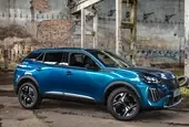 Peugeot 2008 в цвят Obsession Blue не просто привлича погледите, а хипнотизира 