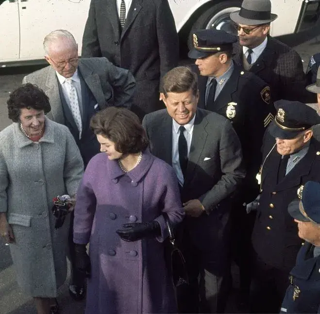 Легендарното виолетово палто на Джаки Кенеди се продава на търг