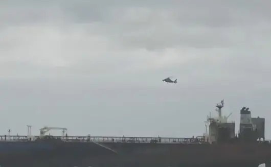 Четвърти ден корабът "Kairos" остава блокиран край Ахтопол, изследват морето за замърсяване