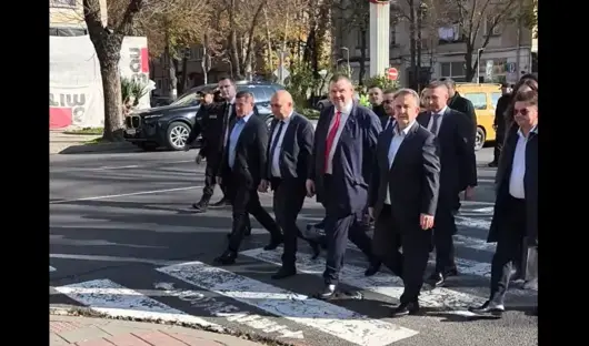 Делян Пеевски пристигна в Кърджали с внушителен кортеж от НСО и МВР