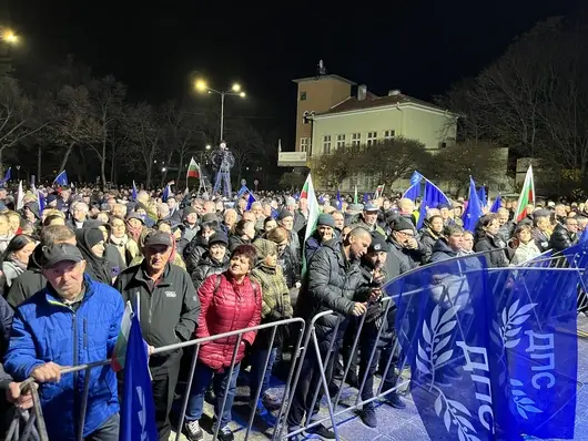 Контрапротестът на Пеевски в Кърджали - организиран транспорт, готови плакати и три сцени с колони 