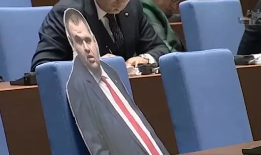 На живо: Депутатите (без Пеевски) обсъждат шестия вот на недоверие срещу кабинета "Желязков" (Видео)