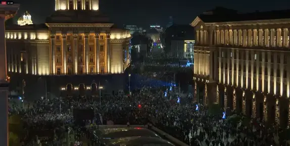 На живо: Протестът започна с "Добър вечер, мършляци", РЗИ опитвали да спрат мобилна клетка на организаторите 