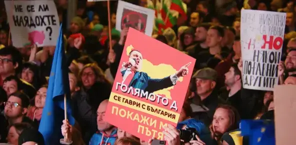 На живо: Протестът започна с "Добър вечер, мършляци", РЗИ опитвали да спрат мобилна клетка на организаторите 