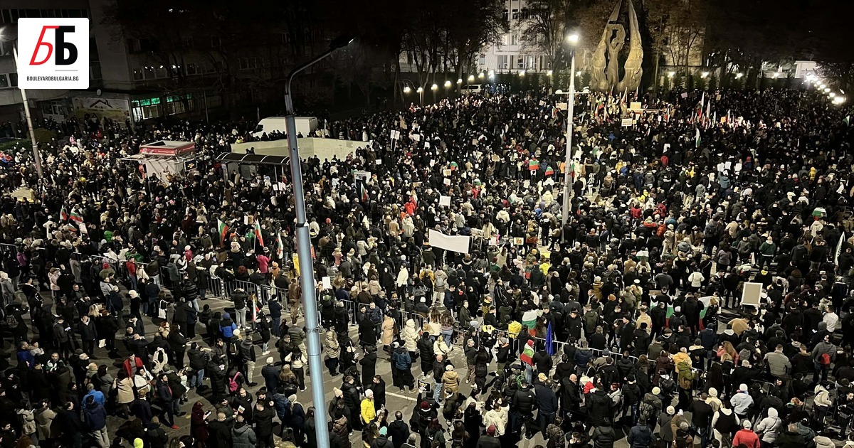 Хиляди граждани излязоха на протести в Пловдив, Бургас, Варна и