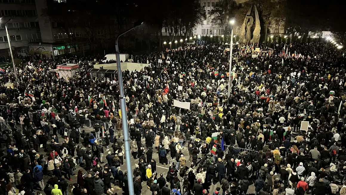 Хиляди протестират в Пловдив, Бургас, Варна и други градове в цялата страна