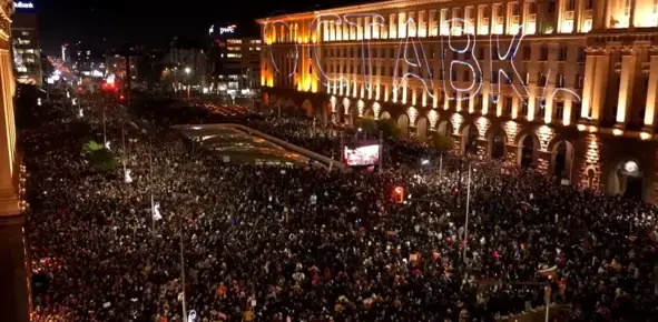 На живо от протеста: "Пеевски не може да ни представлява, дели ни ценностна система" 