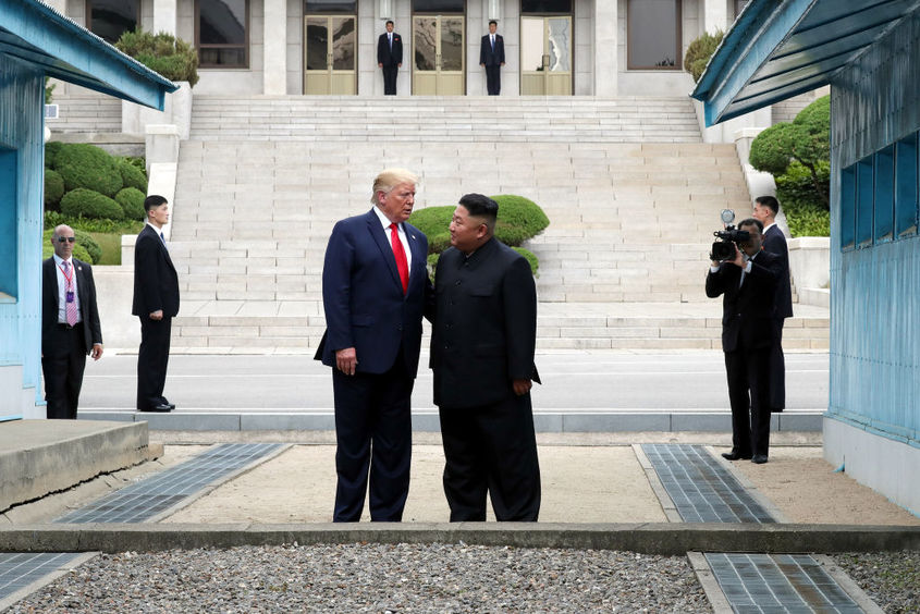 "Любовните писма" между Тръмп и Ким Чен-ун: Кино, голф и "Ваше Превъзходителство"