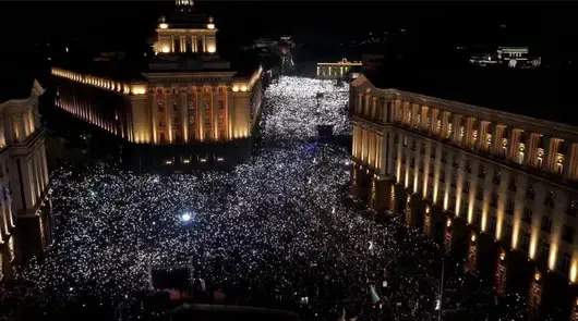 Новият мащабен протест иска оставка: "Ако утре не я гласуват, ще се съберем пак тук и няма да си тръгнем" 