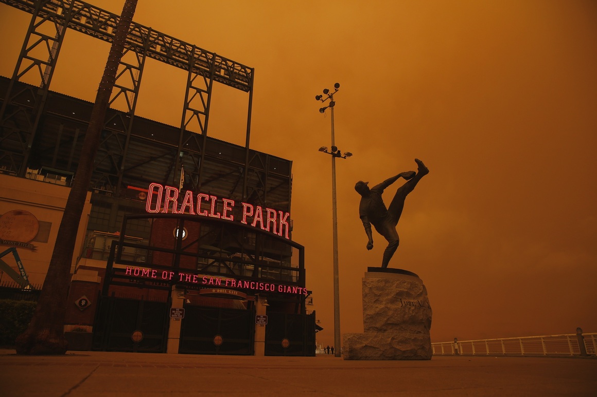 <br><br>Димната завеса около стадиона на San Francisco Giants: Бейзболният отбор реши, че няма да отлага срещата си със Seattle Mariners. Екипът на Giants следи качеството на въздуха и преценява, че засега няма опасност за здравето на играчите. Разположението на града край брега на океана помага за прочистването на най-ниския слой от въздуха, така че хората все още не усещат мирис на пушек въпреки "ръждивия" цвят на небето.