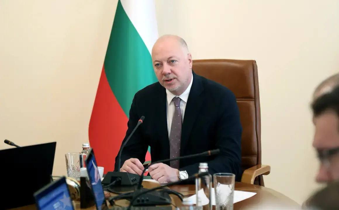 Замразени пари за чиновниците до приемане на Бюджет 2026 догодина. Какво предлага кабинетът в оставка